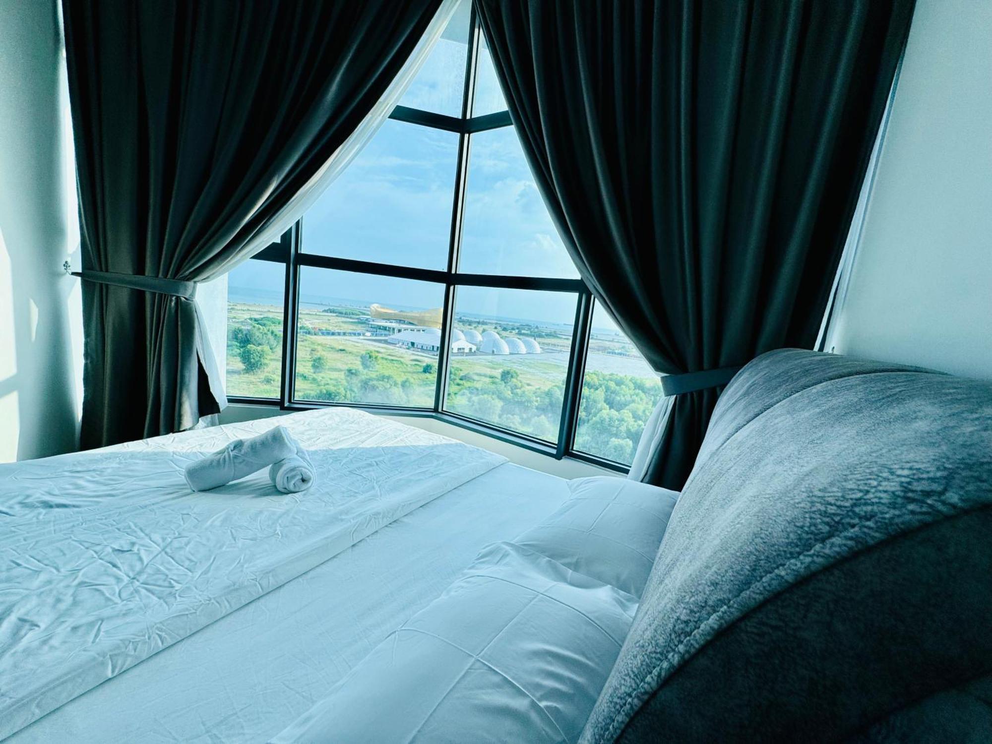 Atlantis Residences Seaview I Poolview Free Wi-fi Parking Apartment